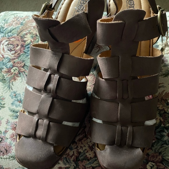 BORN LEATHER DISTRESSED SUEDE HARTLEY TAUPE WOOD GRAIN PLATFORM SANDAL SIZE 11 - Picture 3 of 15
